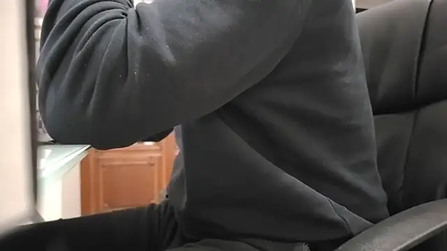 Snapshot of cqhd76 chatting on 17, 12, 2025 cqhd76 online show from 17, 12, 2025