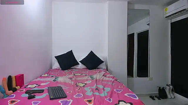 Snapshot of zou_quira chatting on 3, 12, 2025 zou quira online show from 3, 12, 2025