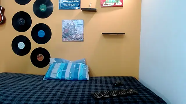 skinnyverus18 online show from 25, 3, 2026