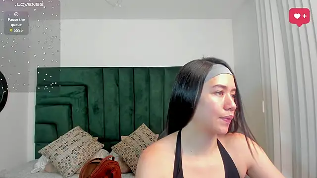 SaraWagner  online show from 13, 4, 2026