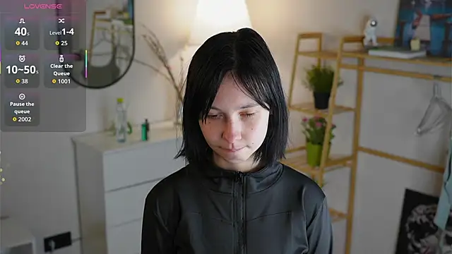 Snapshot of SuzanneHowse chatting on 4, 11, 2025 SuzanneHowse online show from 4, 11, 2025