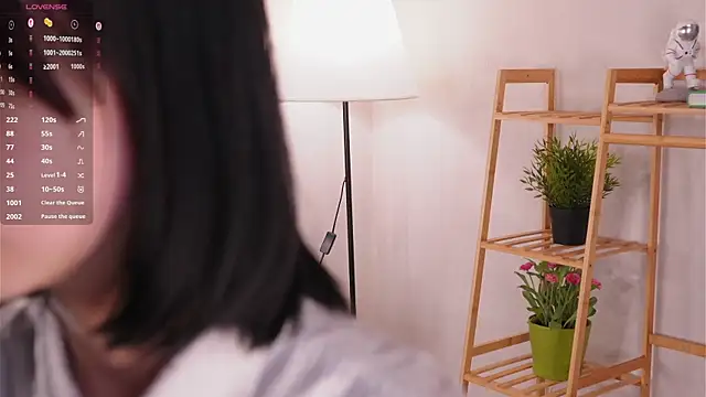 Snapshot of SuzanneHowse chatting on 17, 11, 2025 SuzanneHowse online show from 17, 11, 2025