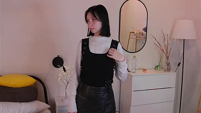 Snapshot of SuzanneHowse chatting on 22, 11, 2025 SuzanneHowse online show from 22, 11, 2025