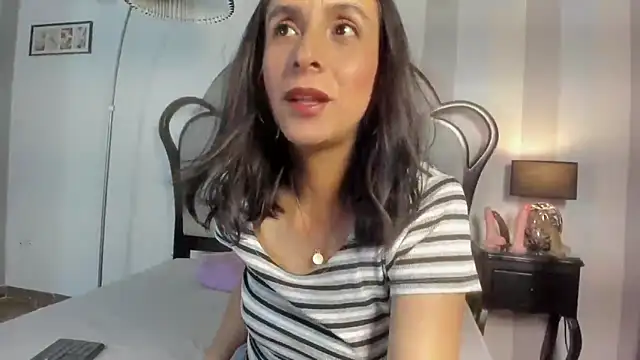 Snapshot of MiaAmore_ chatting on 1, 4, 2026 MiaAmore online show from 1, 4, 2026