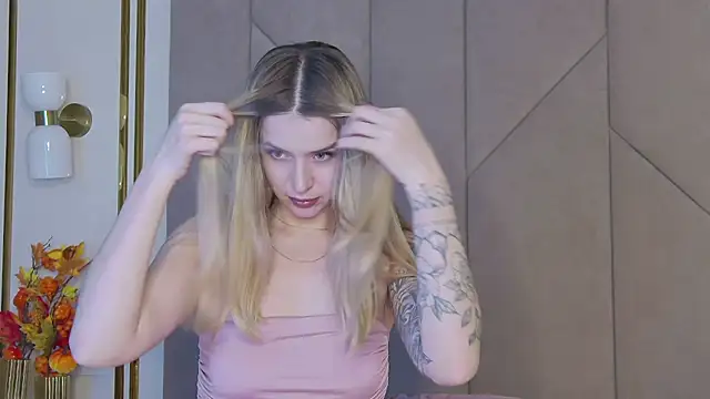 Snapshot of Touch_me chatting on 23, 11, 2025 Touch me online show from 23, 11, 2025