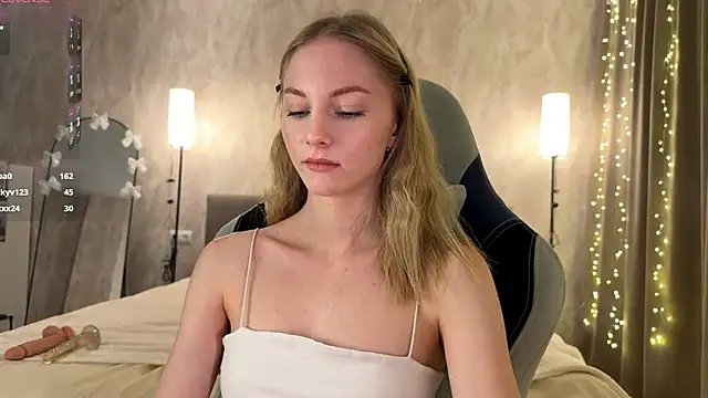 Snapshot of BrightAnnie chatting on 6, 2, 2026 BrightAnnie online show from 6, 2, 2026