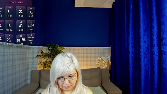 Snapshot of Hella_Fabel chatting on 9, 4, 2026 Hella Fabel online show from 9, 4, 2026