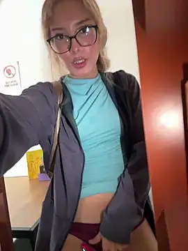 Snapshot of SweetBunnyGF chatting on 6, 4, 2026 SweetBunnyGF online show from 6, 4, 2026