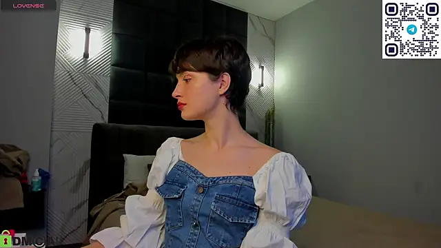 Snapshot of Adeline_Perle chatting on 10, 9, 2025 Adeline Perle online show from 10, 9, 2025