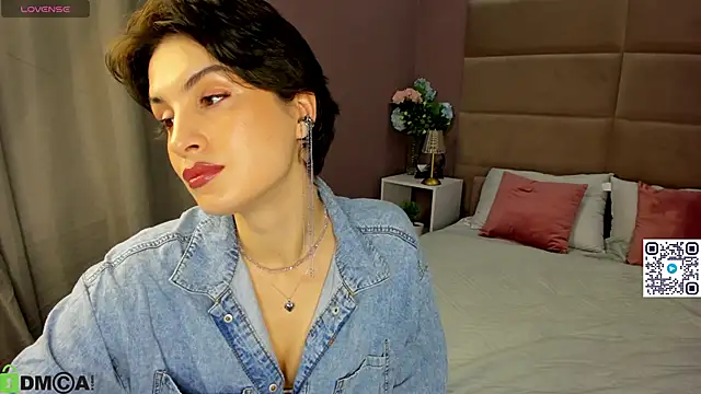 Snapshot of Adeline_Perle chatting on 5, 10, 2025 Adeline Perle online show from 5, 10, 2025