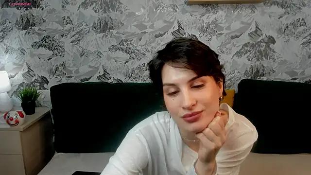 Snapshot of Adeline_Perle chatting on 8, 10, 2025 Adeline Perle online show from 8, 10, 2025