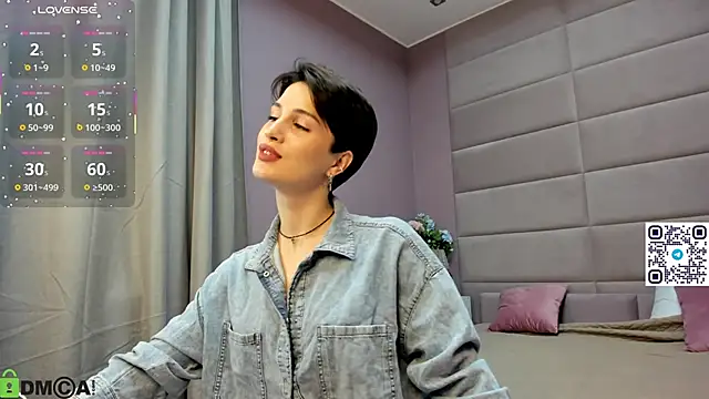 Snapshot of Adeline_Perle chatting on 10, 10, 2025 Adeline Perle online show from 10, 10, 2025