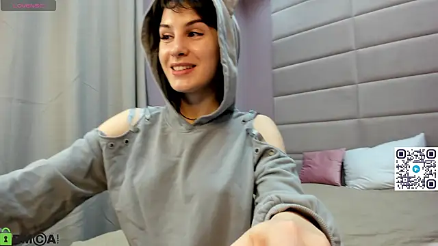 Snapshot of Adeline_Perle chatting on 12, 10, 2025 Adeline Perle online show from 12, 10, 2025