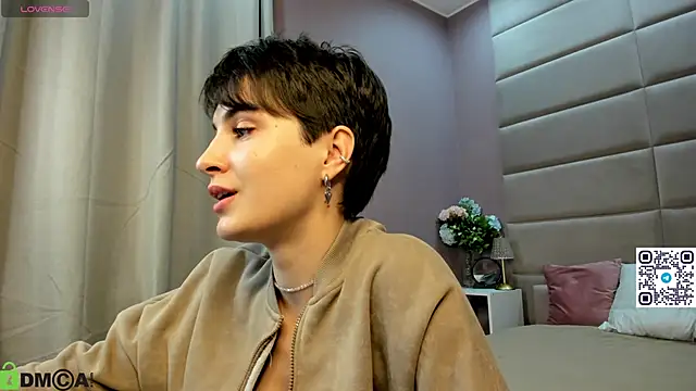 Snapshot of Adeline_Perle chatting on 14, 10, 2025 Adeline Perle online show from 14, 10, 2025