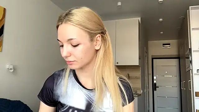 Snapshot of MycuteMolly chatting on 8, 10, 2025 MycuteMolly online show from 8, 10, 2025