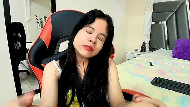 Snapshot of MiniLove_01 chatting on 17, 4, 2026 MiniLove 01 online show from 17, 4, 2026