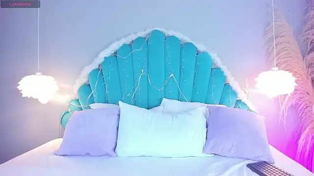 AlassiaHocthner online show from 4, 12, 2025