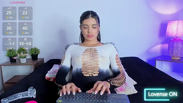 hailey hadid online show from 24, 9, 2025