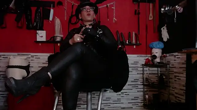 Snapshot of Miss_Mirandaa chatting on 8, 11, 2025 Miss Mirandaa online show from 8, 11, 2025