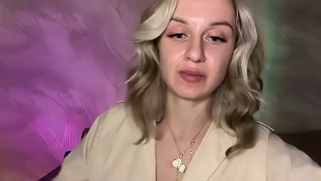 AdeleEverhart online show from 18, 12, 2025