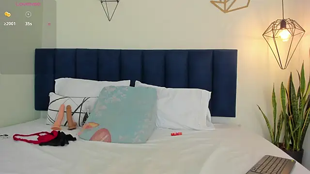 sophieturner mg online show from 6, 10, 2025