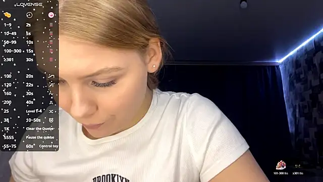 Snapshot of SwiiSweet chatting on 6, 11, 2025 SwiiSweet online show from 6, 11, 2025