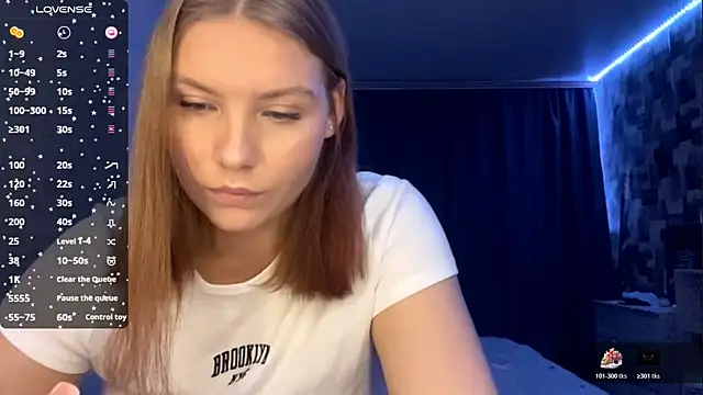 Snapshot of SwiiSweet chatting on 7, 11, 2025 SwiiSweet online show from 7, 11, 2025