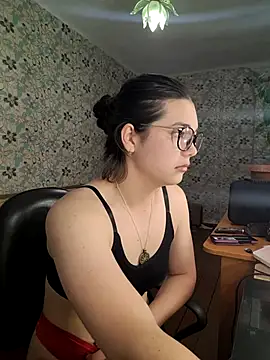 Snapshot of Albi_Glow chatting on 11, 10, 2025 Albi Glow online show from 11, 10, 2025