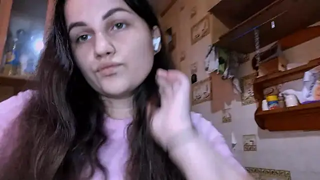 DierdreCousineau online show from 25, 10, 2025