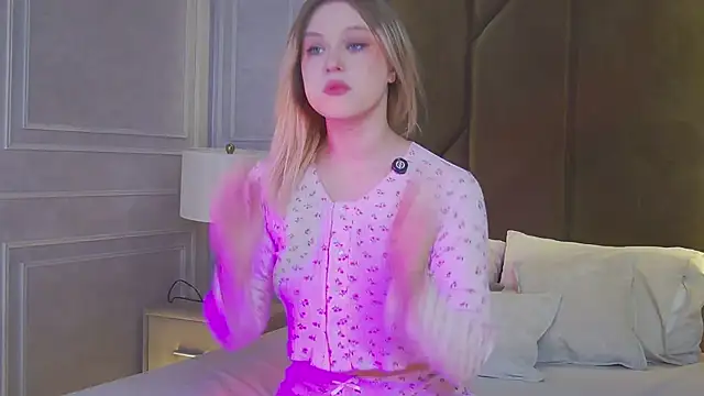 Snapshot of CaitlinSugar chatting on 7, 3, 2026 CaitlinSugar online show from 7, 3, 2026