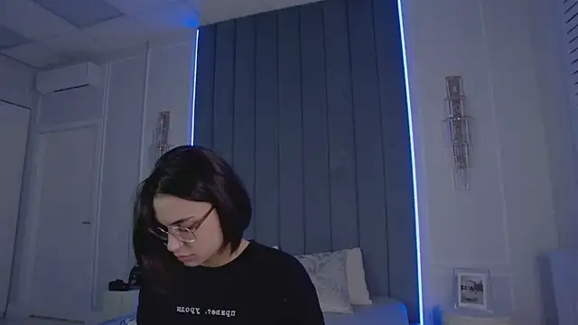 Snapshot of VioletAsh chatting on 5, 4, 2026 VioletAsh online show from 5, 4, 2026