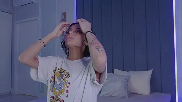 Snapshot of VioletAsh chatting on 14, 4, 2026 VioletAsh online show from 14, 4, 2026