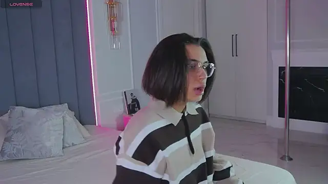 Snapshot of VioletAsh chatting on 23, 4, 2026 VioletAsh online show from 23, 4, 2026