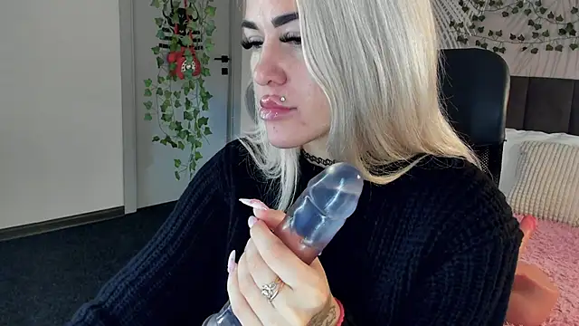 Kira Key online show from 10, 11, 2025