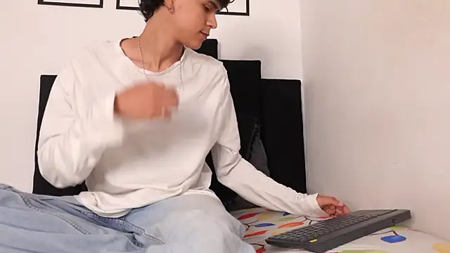 Snapshot of alexmark_ chatting on 5, 3, 2026 alexmark online show from 5, 3, 2026