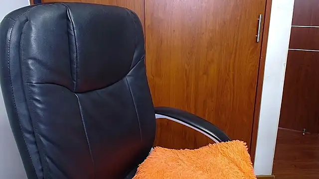 Snapshot of melikaronit2 chatting on 5, 11, 2025 melikaronit2 online show from 5, 11, 2025