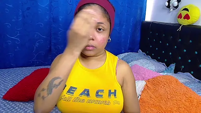 Snapshot of melikaronit2 chatting on 15, 12, 2025 melikaronit2 online show from 15, 12, 2025