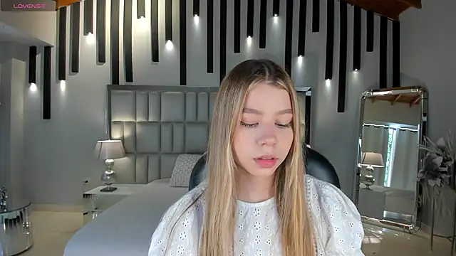 Snapshot of TiffannySins chatting on 14, 6, 2026 TiffannySins online show from 14, 6, 2026