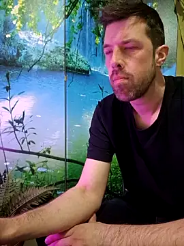 Snapshot of welcome-to-the-jungle chatting on 13, 4, 2026 welcome-to-the-jungle online show from 13, 4, 2026