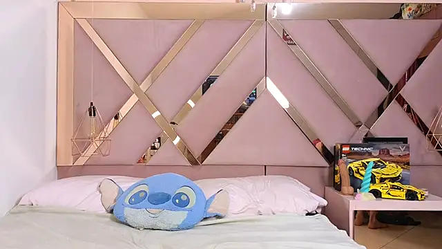 Snapshot of Sophia_moo_ chatting on 24, 10, 2025 Sophia moo online show from 24, 10, 2025