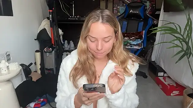 Snapshot of KayleeBella chatting on 15, 3, 2026 KayleeBella online show from 15, 3, 2026