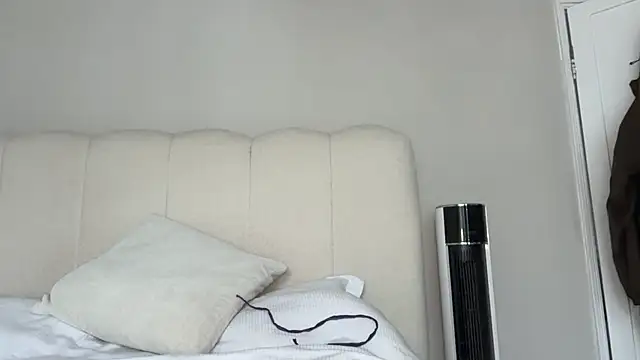 Snapshot of KayleeBella chatting on 2, 4, 2026 KayleeBella online show from 2, 4, 2026