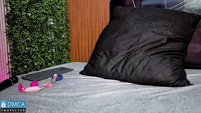 Kiara Zahiri   online show from 15, 11, 2025