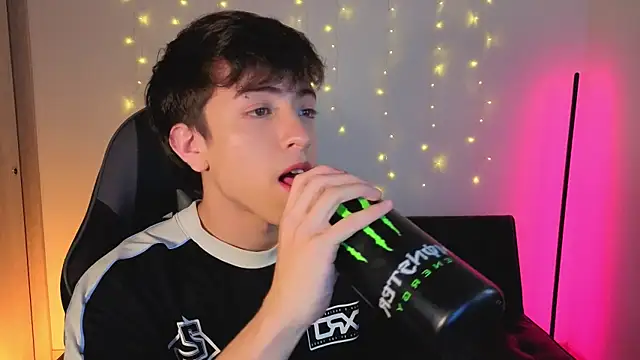 Snapshot of onlinenico chatting on 4, 12, 2025 onlinenico online show from 4, 12, 2025