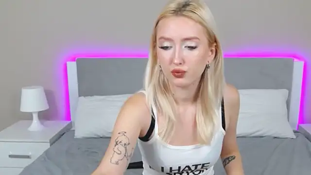 Snapshot of MarianeSun chatting on 11, 9, 2025 MarianeSun online show from 11, 9, 2025