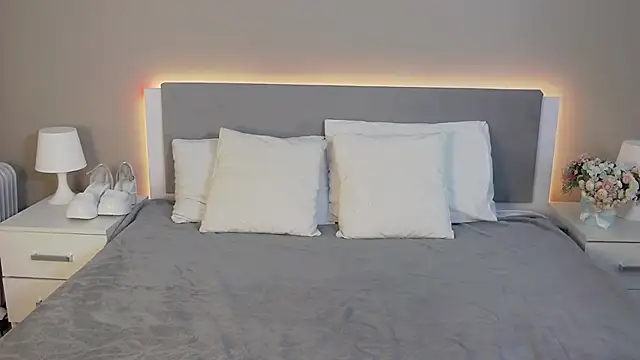 Snapshot of MarianeSun chatting on 8, 10, 2025 MarianeSun online show from 8, 10, 2025