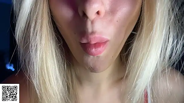 Snapshot of ElysiaXo chatting on 4, 12, 2025 ElysiaXo online show from 4, 12, 2025