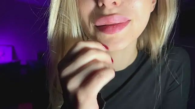 Snapshot of ElysiaXo chatting on 17, 12, 2025 ElysiaXo online show from 17, 12, 2025