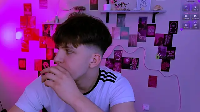 Snapshot of travis_wolf_ chatting on 3, 4, 2026 travis wolf online show from 3, 4, 2026