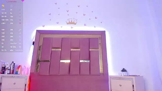 Snapshot of AikoSnow chatting on 4, 10, 2025 AikoSnow online show from 4, 10, 2025